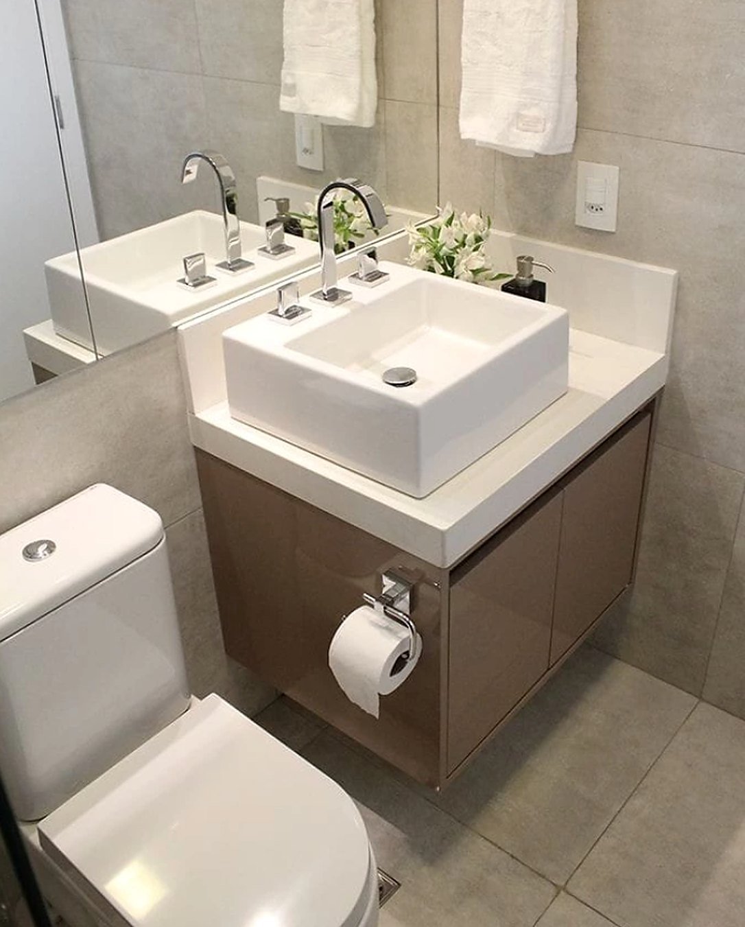 Lavabo com bancada branca e cuba quadrada de louça sobreposta